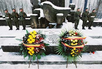 12_osvetim_birkenau_pamatni